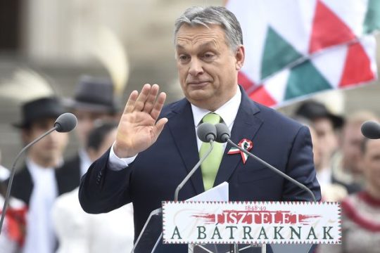 Και πρόσφυγες καθυβρίζει, και πανεπιστήμια κλείνει