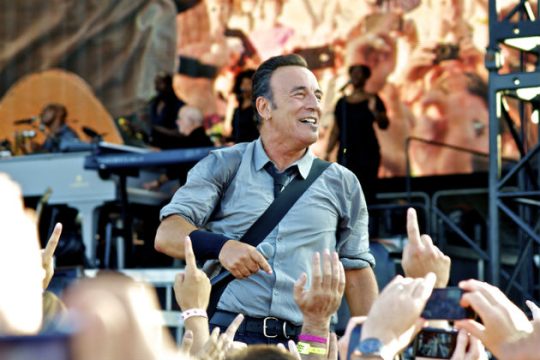 Ο Bruce Springsteen καταγγέλλει τον «απατεώνα» Τραμπ