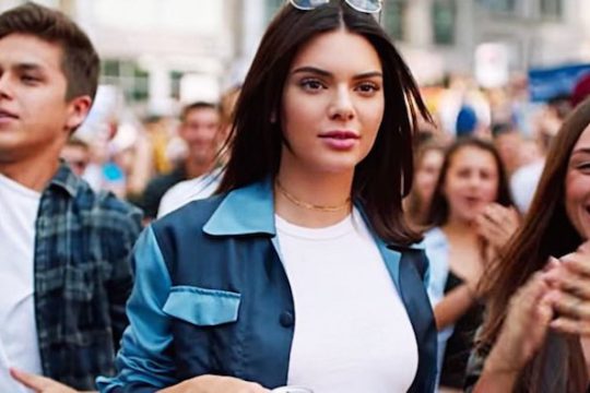 Απέσυρε η Pepsi τη διαφήμιση που έδειχνε πόσο γλυκά είναι τα ΜΑΤ