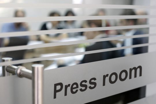 Η «Εφ.Συν.» τους ενόχλησε, οι αγάπες στη… χούντα όμως όχι