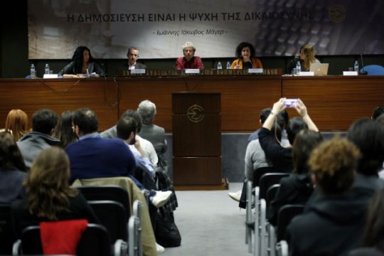Παρά την αλληλεγγύη, παραμένει η ξενοφοβία