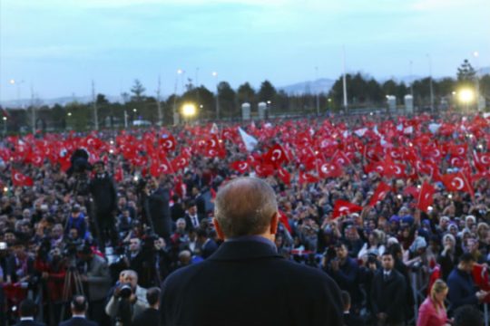 Η χώρα διχασμένη, ο «σουλτάνος» ευχαριστημένος