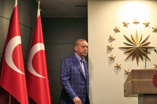Επιφυλακτικά τα ελληνικά κόμματα μετά το οριακό αποτέλεσμα