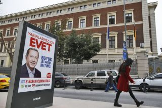 Στοχεύει στους αναποφάσιστους