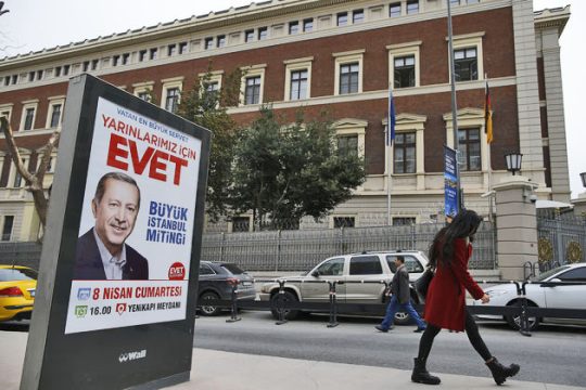 Στοχεύει στους αναποφάσιστους