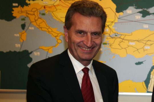Βγάζει… γλώσσα ο Γκίντερ Έτινγκερ