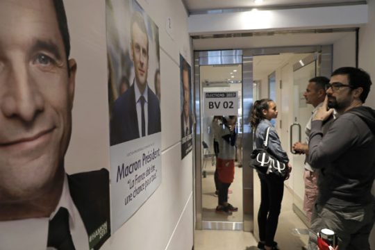 Στη Γαλλία πρώτη δύναμη η αβεβαιότητα