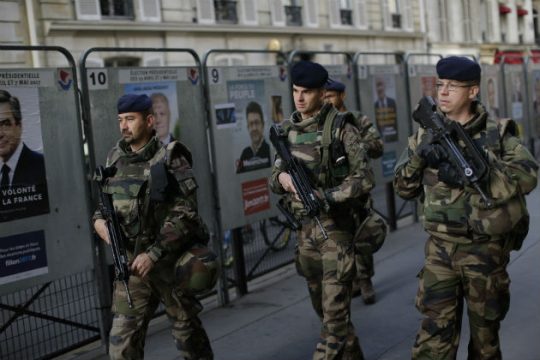 Εκκένωση εκλογικού τμήματος εξαιτίας ύποπτου οχήματος