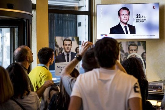 Ναι στον Μακρόν, αλλά…