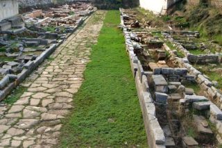 Φως στη Δυτική Νεκρόπολη και τα μοναδικά μνημεία