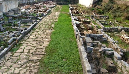 Φως στη Δυτική Νεκρόπολη και τα μοναδικά μνημεία