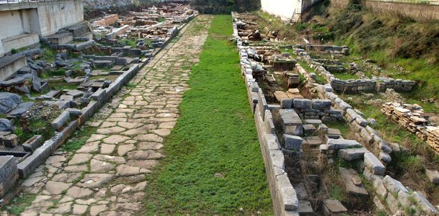 Φως στη Δυτική Νεκρόπολη και τα μοναδικά μνημεία
