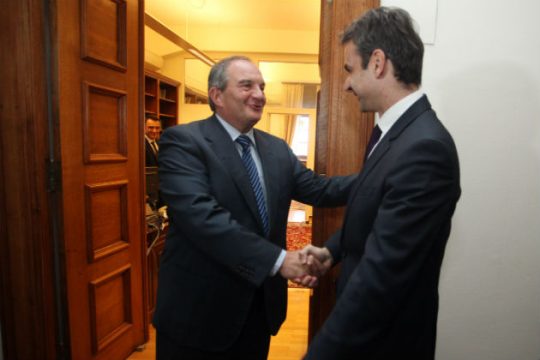 Στο πολιτικό γραφείο του Καραμανλή ο Μητσοτάκης