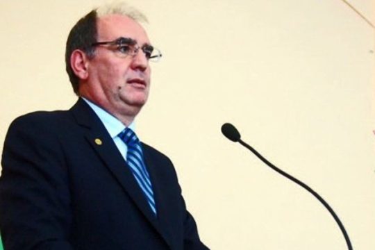 Απασφάλισε ο Καραμπίνης