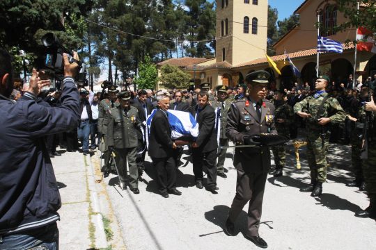 Με τιμές ηρώων οι κηδείες των αξιωματικών στη Λάρισα