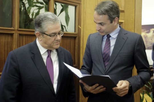 «Αγεφύρωτες οι διαφορές» Μητσοτάκη – Κουτσούμπα