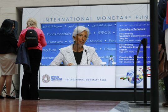 Θέλει «λογικά» πλεονάσματα και μεταρρυθμίσεις σε ασφαλιστικό – φορολογικό