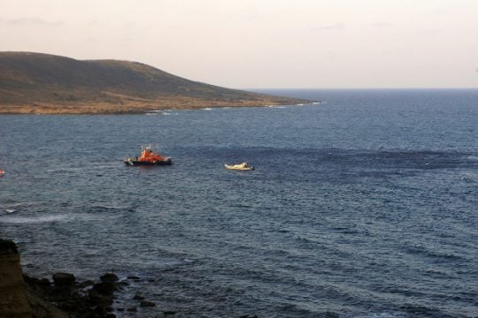 Ποινική δίωξη κυβερνήτη του Λιμενικού ζητά το Αναθεωρητικό Δικαστήριο για εμβολισμό βάρκας προσφύγων το 2023 στη Χίο