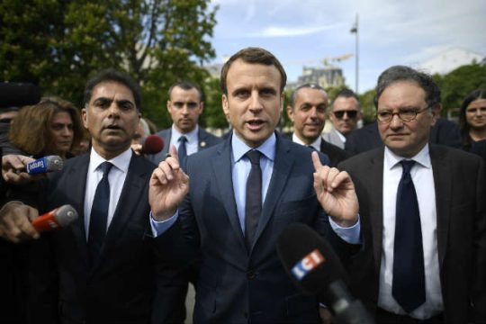 «Φλερτ» και παζάρια στον προθάλαμο της εξουσίας