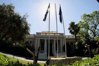 Με το βλέμμα στα αντίμετρα
