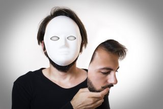 Η μάσκα και το πρόσωπο