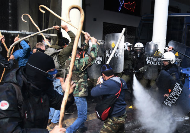 Ταυτοποιήθηκαν άλλοι 3 αγρότες για τα επεισόδια στο υπουργείο