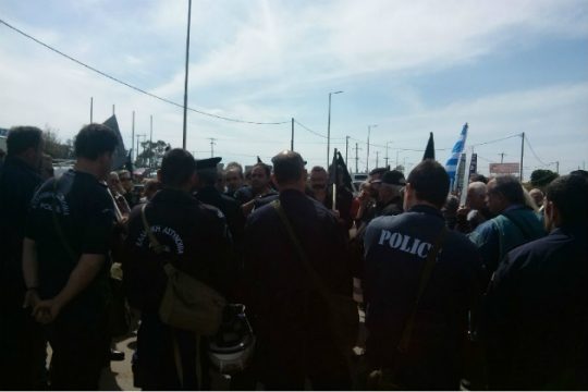 Η αστυνομία «μπλόκαρε» τους διαδηλωτές στο αεροδρόμιο Χανίων