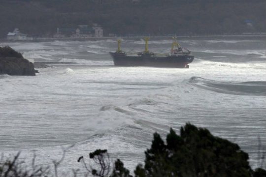 Επτά ναυτικοί αγνοούνται μετά τη βύθιση πλοίου