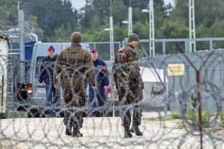 Η Κομισιόν εθελοτυφλεί μπροστά στον Ορμπαν