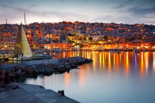 Πάσα ομοιότης… διόλου συμπτωματική
