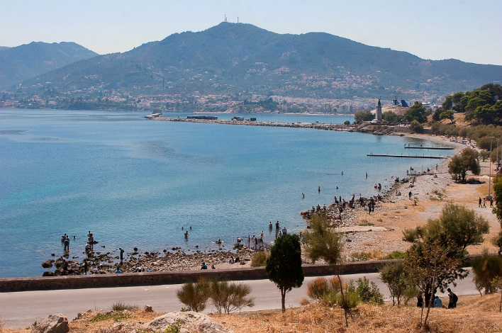 Μετανάστες απέκλεισαν τον λιμένα Μυτιλήνης