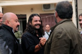 «Ηρθαν σε στρατιωτική παράταξη και αναποδογύρισαν πάγκους»