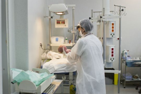 «Οι αναίτιες καισαρικές εκθέτουν μητέρα και παιδί σε κινδύνους»
