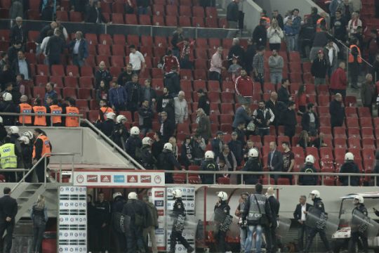 Κινδυνεύει με αφαίρεση βαθμών ο Ολυμπιακός για τα επεισόδια με την ΑΕΚ