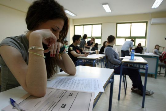 Τι αλλάζει φέτος σε ενδοσχολικές και πανελλαδικές εξετάσεις