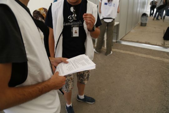 Συνεχίζουν για δεύτερη μέρα οι συμβασιούχοι της Υπ. Ασύλου