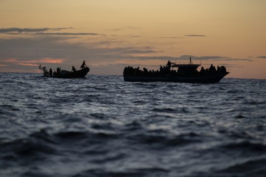 Πρόσφυγες πέθαναν από δίψα και πείνα μέσα σε λέμβο