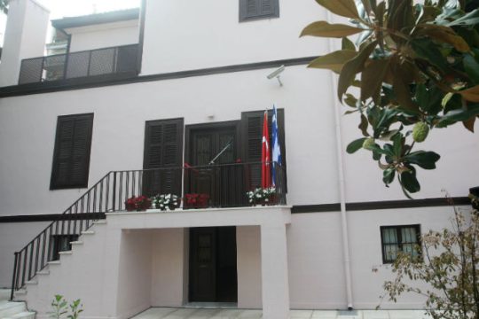 Mολότοφ έξω από το τουρκικό προξενείο Θεσσαλονίκης