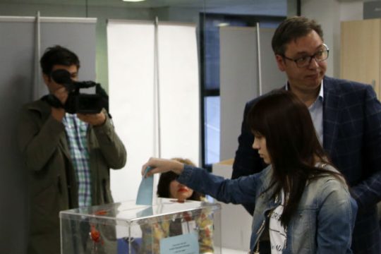 Στις κάλπες οι Σέρβοι με φαβορί τον Βούτσιτς
