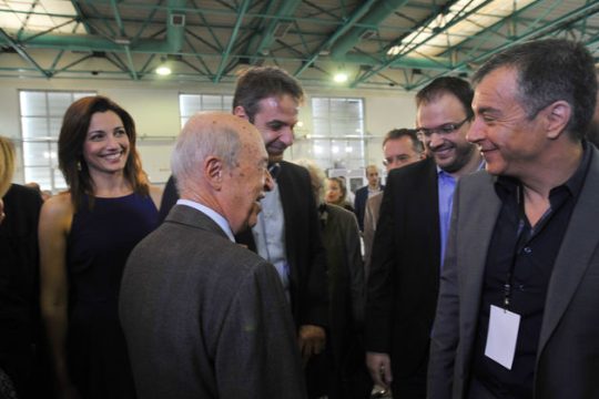Το ’να χέρι νίβει τ’ άλλο και τα δυο τον Μητσοτάκη