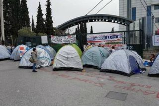 Σκηνίτες αδιόριστοι αναπληρωτές έξω από το υπ. Παιδείας