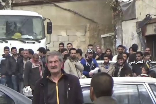 Άμαχοι και ένοπλοι φεύγουν από πολιορκημένες πόλεις στη Συρία