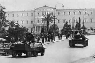 Ενώ έβγαιναν τα τανκς…
