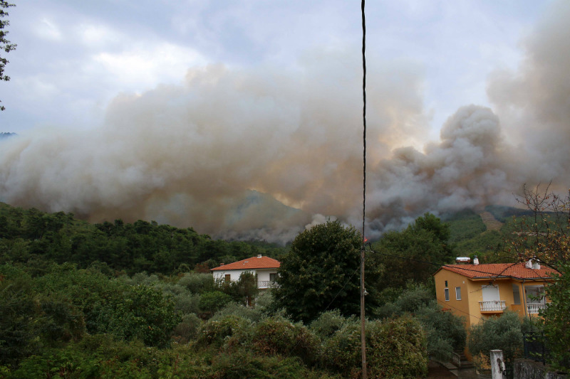 Σε ύφεση το πύρινο μέτωπο στη Ζάκυνθο