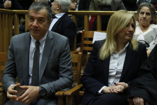 «Στα χαρακώματα» για τις μεταγραφές βουλευτών