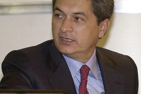 Εξουσία και καρτέλ, το ίδιο μαγαζί