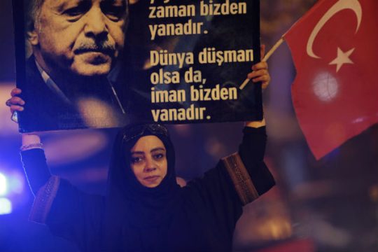Guardian: Μετάβαση από μια ασθενική δημοκρατία σε μια αναδυόμενη δεσποτεία