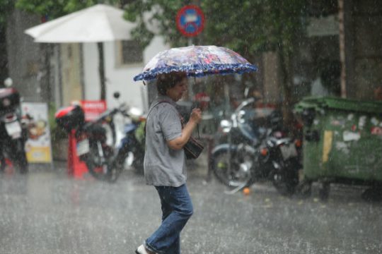 Ζέστη, νεφώσεις και σποραδικές βροχές