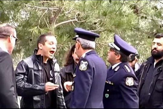 Πρώτα ζήτησαν ταυτότητα!