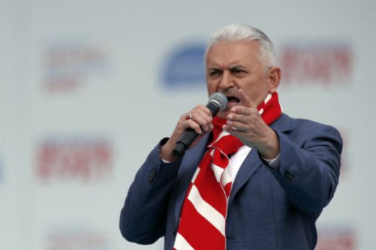 Ναι στις προσφυγές, όχι στις διαδηλώσεις